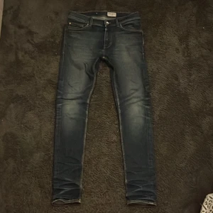 Tiger of Sweden jeans - Väldigt feta tiger of Sweden jeans i modellen Evolve med en galen fade. Byxorna är använda men har inga defekter alls, fungerar som nya. Storleken är 31/32 och sitter skinny/slim. Hör av dig vid frågor!