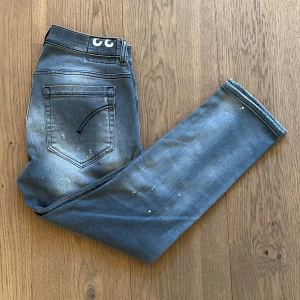 Dondup - Säljer mina Gråa Dondup jeans som är i bra skick och är storlek W33.
