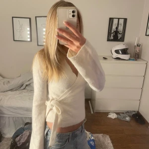 Vit omlottkofta med knyt - Gina tröja som har använts två gånger, ordinarie pris 400.