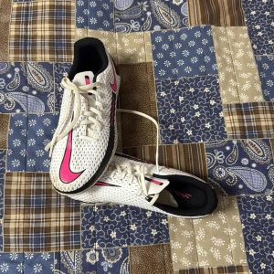 Nike Phantom GT Fotbollsskor  - Nike Phantom GT fotbollsskor jättefina och jättebra skick. Jag skickar dem såklart tvättade och renare än dem ser ut. Jättesköna och fina fotbollsskor för en bra Lirrare.