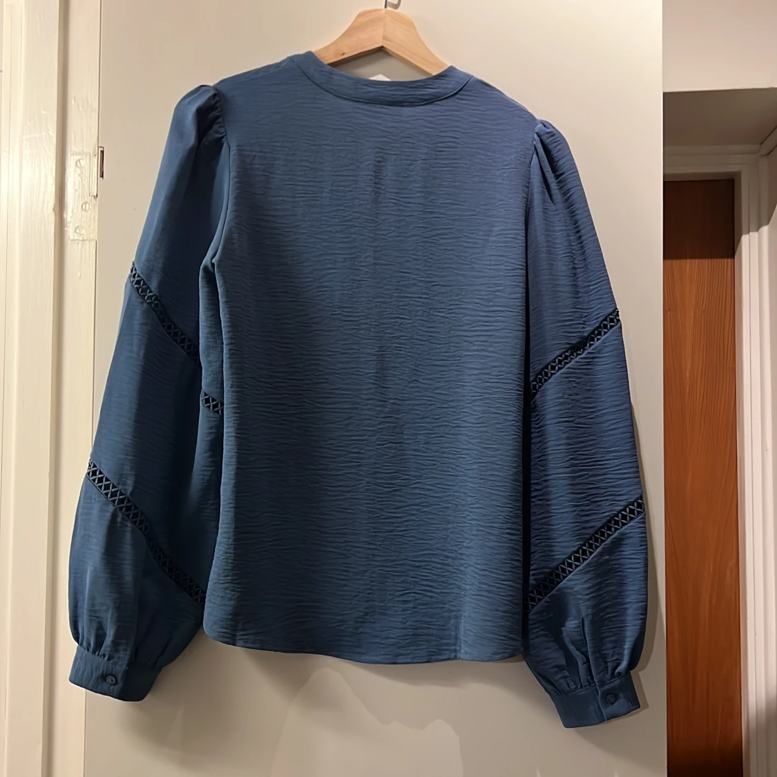 Blå blus med utskärning på armarna  - 2