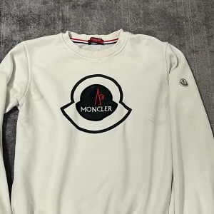 Vit Moncler sweatshirt - Passar även till dem med storlek xs.             Använd några gånger 