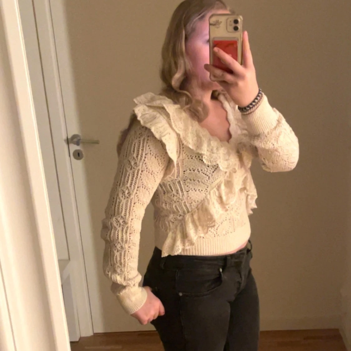 Beige stickad tröja med volang - 1