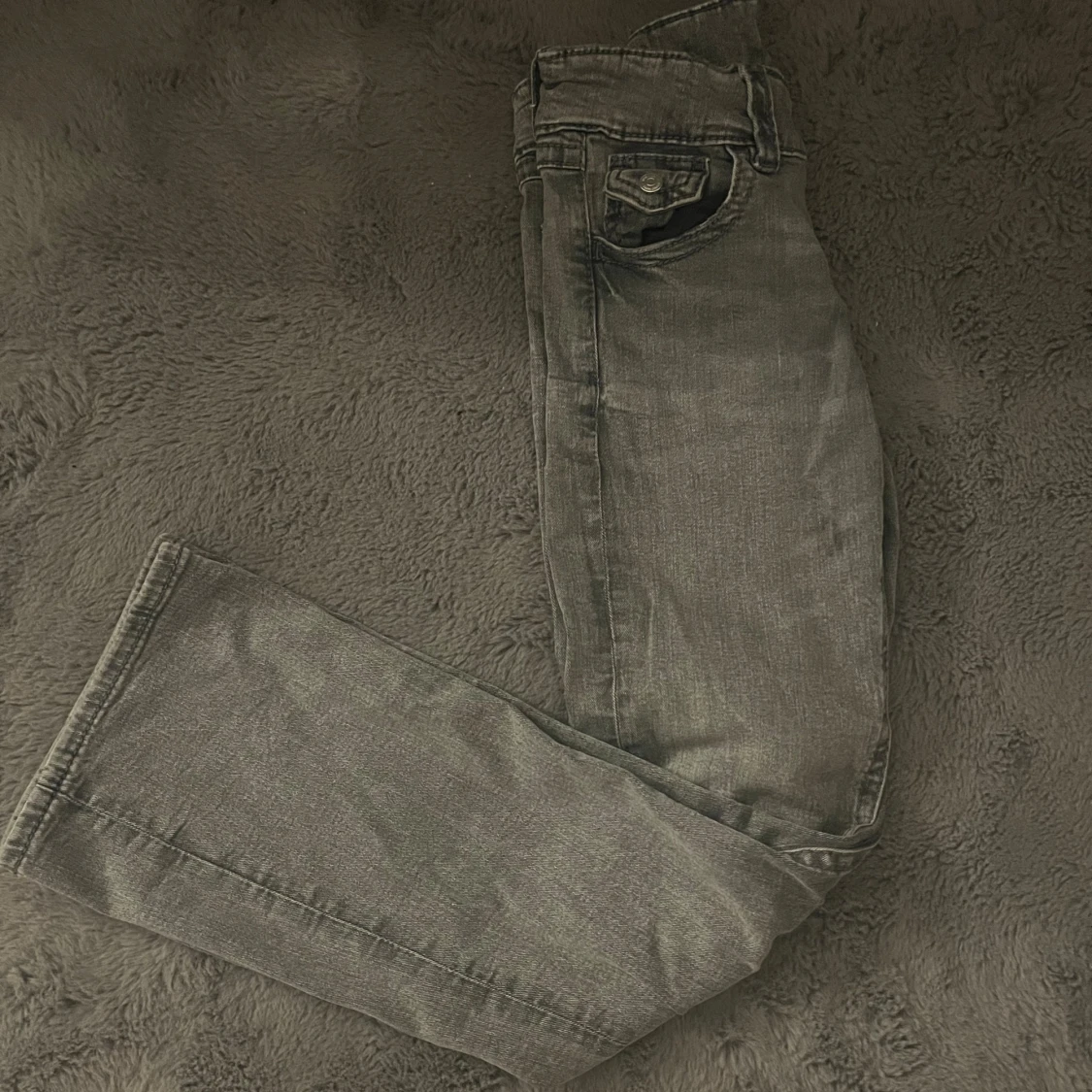 Grå jeans med lätt utsvängda ben från Gina tricot  - 1