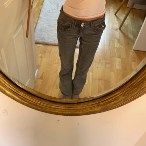 Grå bootcut jeans Gina Tricot 152 - Säljer ett par grå jeans från Gina Tricot i storlek 152. De har låg midja, och är bootcut.