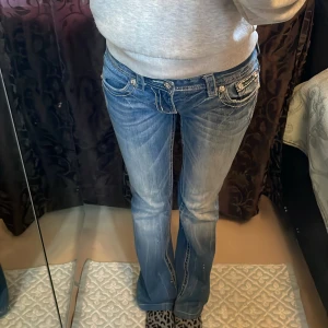 Vintage Miss Me jeans bootcut - Innerbenslängd 78 cm, rise 17 cm, midjemått 76 cm 