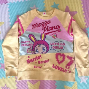 Mezzo Piano pastelltröja med tryck - Supergullig sweatshirt från Mezzo Piano i pastellfärger med tryck av kanin, hjärtan och text. Tröjan har inslag av gult, rosa och ljusblått, samt glittriga detaljer på axlarna. Långärmad och i mjuk bomull. Den har några fläckar så skriv till mig om du vill ha bild på det. 