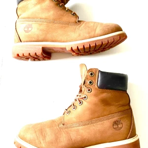 Timberland boots i brunt skinn 42,5-43 - Ett par klassiska bruna Timberland kängor. Perfekt för höst och vinter endel använd dem året runt. Bekväma och tåliga kängor som passar till många olika outfits. Mindre skador,repor,slitage kan finnas ,Inga skador som påverkar funktionen ,Kängorna är inte nya men i sin helhet mycket bra skick. Storlek: 42,5-43 Passar Män och kvinnor. ordpris:2295kr Bilderna togs personligen av mig, vilket säkerställer att du ser exakt den produkt du köper.Vänligen observera att jag inte har någon öppetköp. 