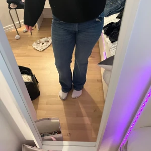 Blå bootcut jeans med låg midja - Säljer ett par klassiska blå jeans med bootcut och låg midja. Jeansen har snygga detaljer på bakfickorna. Perfekta till sneakers eller boots och sitter riktigt skönt över höfterna. Säljer då dem är för små för mig.💓