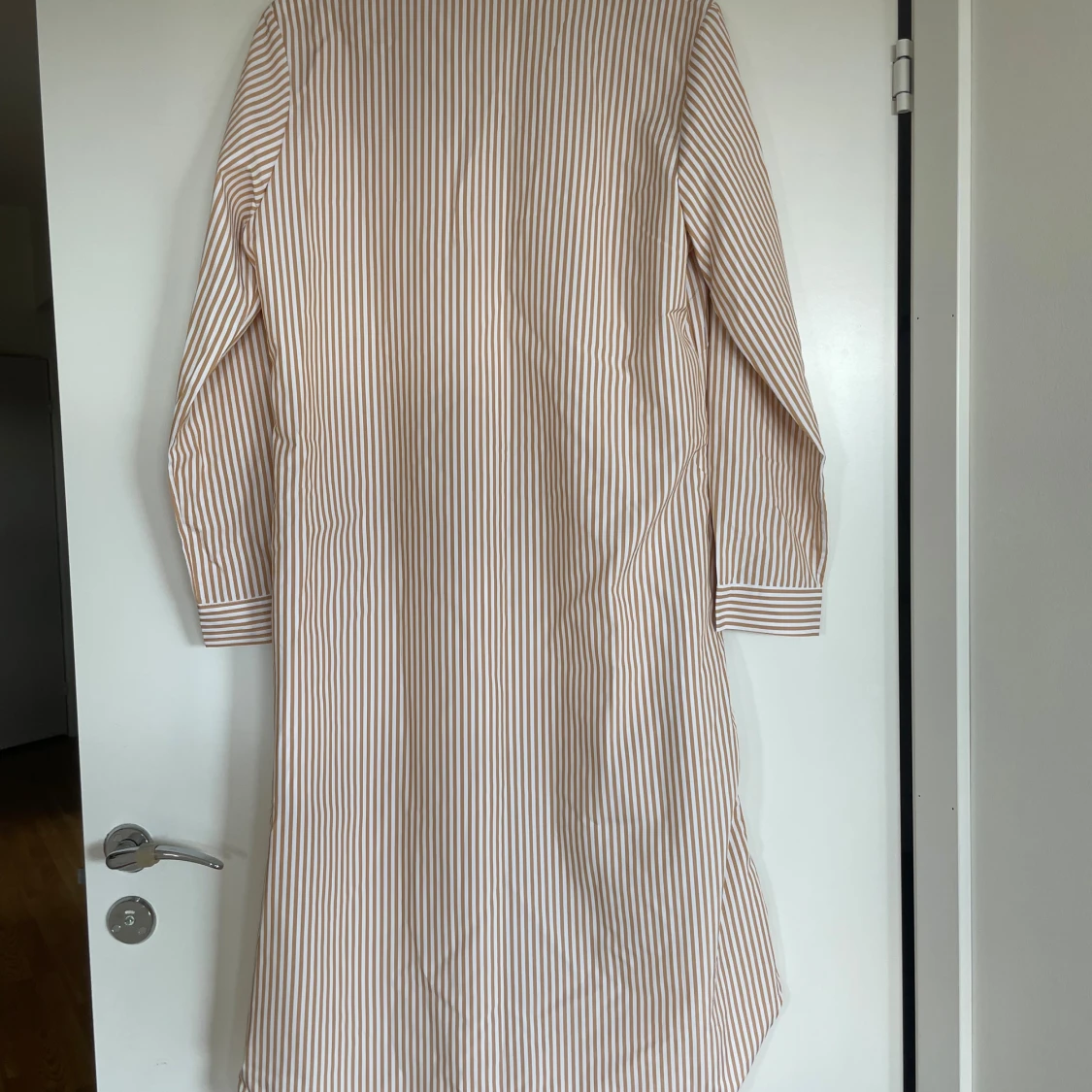 Randig långklänning med krage, storlek L - 3