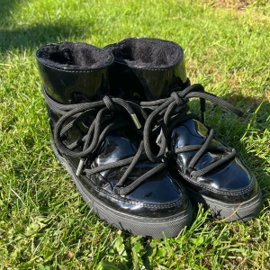 Inuikiis - Supercoola inuikiis i toppenskick! Bara använda 2 gånger! Inga defekter alls, nypris 4100! Tveka inte att skriva vid frågor💞 priset är diskuterbart !!❣️