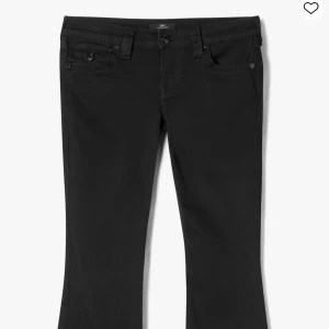 Svarta bootcut jeans från True Religion - Svarta jeans från True Religion med bootcut passform och snygga detaljer som ficklock med knappar både fram och bak. Nytt skick❤️