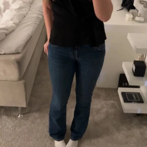 Blå bootcut jeans från Zara - De populära low waist bootcut jeansen från Zara som inte säljs längre. De är i storlek 34 och bra skick. Pris kan diskuteras💕