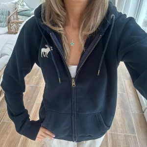 Abercrombie & fitch zip - En zip från Abercrombie & fitch i storlek L. Upplevs mindre i storlek. Tröjan bedöms vara använd men i fortsatt gott skick. Jag skickar ditt köp inom 24h. Se liknande zip i min profil!