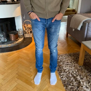 Denham Jeans - Säljer nu dessa sjukt snygga jeans från Denham! Passformen är slim , storlek 34/34. Nypris är ca 1800kr, pris kan diskuteras. Hör av er vid funderingar!