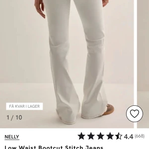 Vita bootcut jeans från Nelly - SÖKER DESSA I STORLEK 32 SNÄLLA SKRIV OM DU SÄLJER ELLER VILL SÄLJA❣️