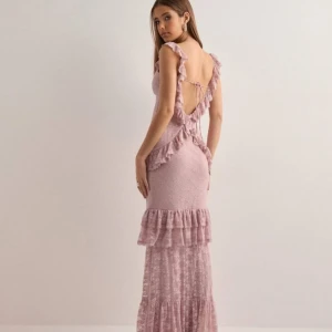 Balklänning  - En rosa balklänning med öppenrygg,använt en gång men annars som ny. Storlek xs och jag är 167, skulle säga att den passar dig som är 170 också.  Köpare gör 899.