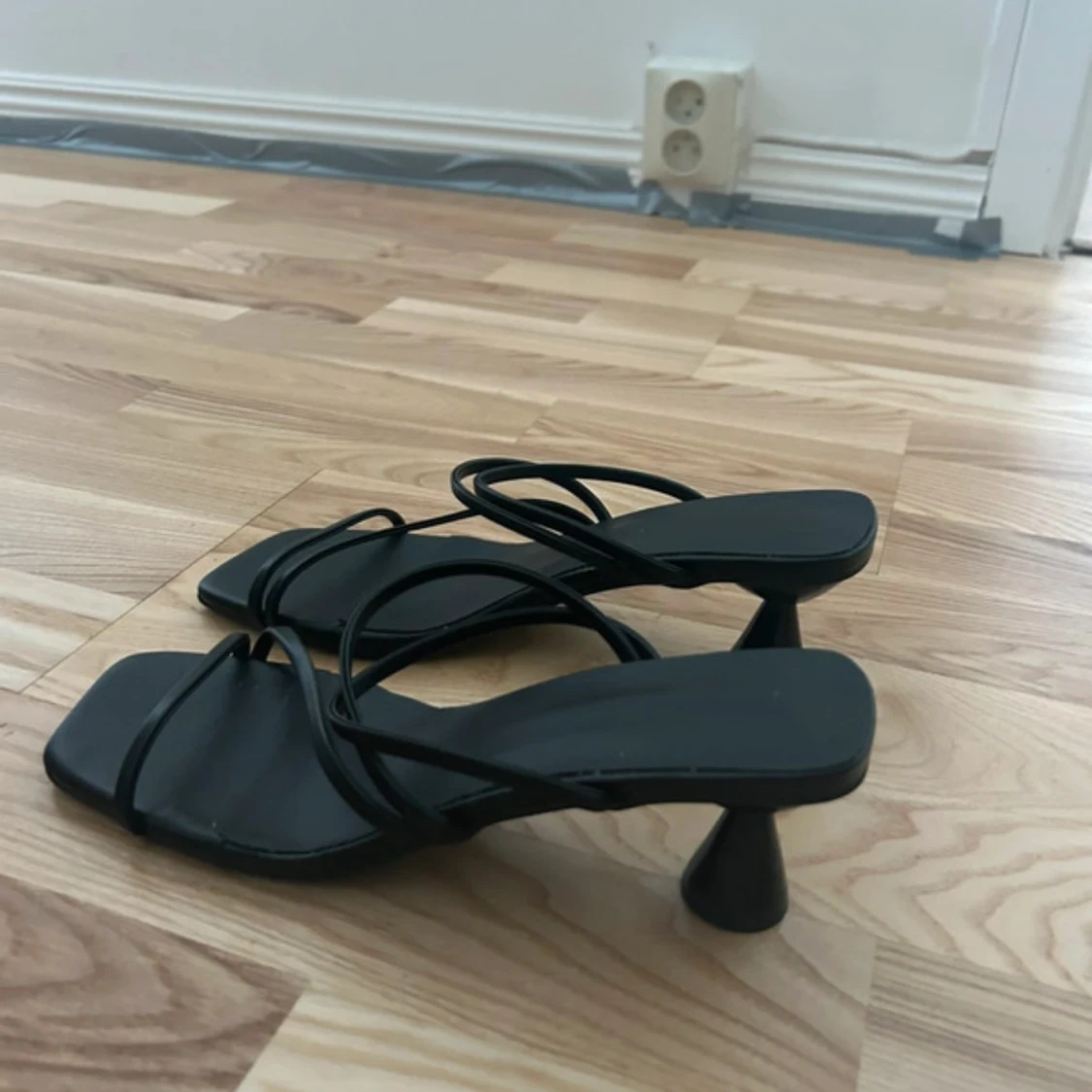 Svarta sandaler med klack och tunna remmar