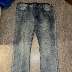 Flared Jeans - Zara inspererade jeans. Storlek: W38, vid fler frågor eller extra bilder så är det bara att höra av dig.