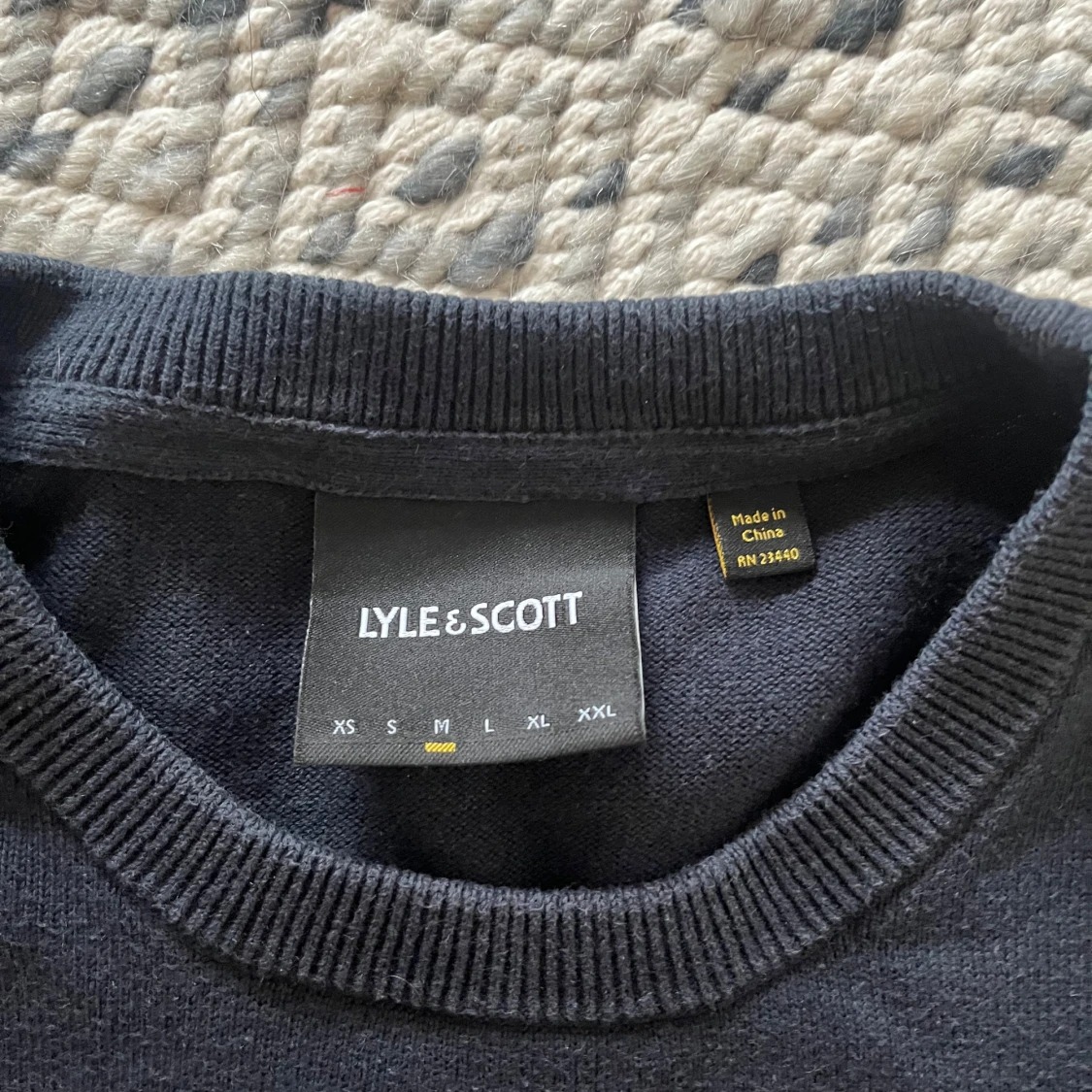 Mörkblå stickad tröja från Lyle & Scott - 2