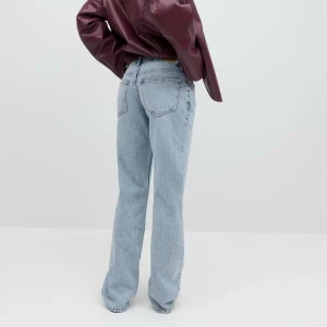 Ljusblå raka jeans från Gina🩵 - Säljer mina perfect jeans från gina!! Straight leg, mid waist med långa ben i storlek 32. Tyvärr är dessa försmå för mig. (Säljer även ett likadant par i svart). Här va er vid frågor💞