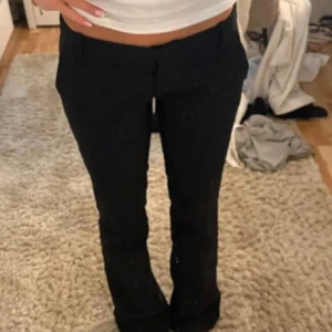 Lågmidjade kostymbyxor  - Lågmidjade Kostymbyxor från bikbok i modellen Vera  inga defekter och är i nyskick. Storlek 38 . 