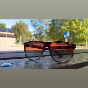 Ray-Ban boyfreind - Säljer ett par Ray-Ban boyfreind solglasögon perfekta till sommarn och tidig höst och även våren. Dom har lite små repor och nåra större repor priset är inte fast i sten. De är bara och komma med frågor och funderingar 😉