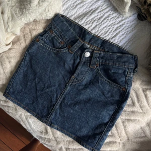 Lewis kjol - Säljer denna Levis kjol. Knappt använd!