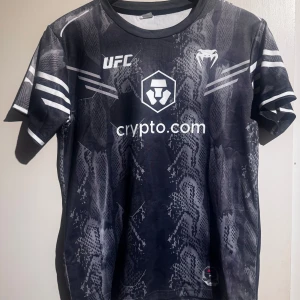 UFC T-shirt  - Grå och vit UFC T-shirt i storlek S, nyskick aldrig använd