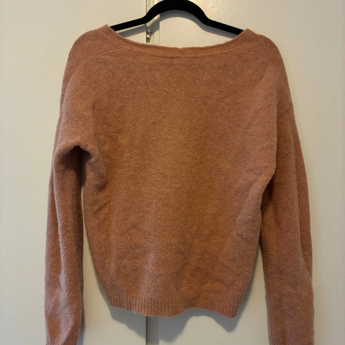 Ljusrosa stickad tröja med v-ringning - 1