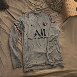 PSG tröja - Säljer nu min PSG tröja då jag behöver pengar. Skriv för mer bilder!