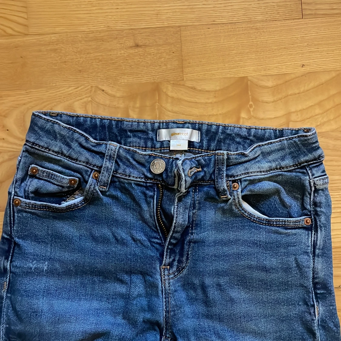 Blå bootcut jeans från Gina Tricot - 1