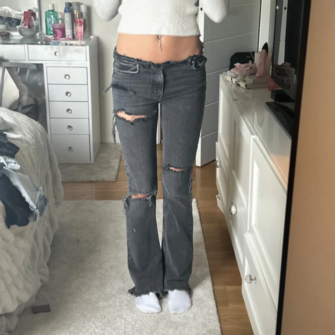 Grå slitna bootcut jeans - 1