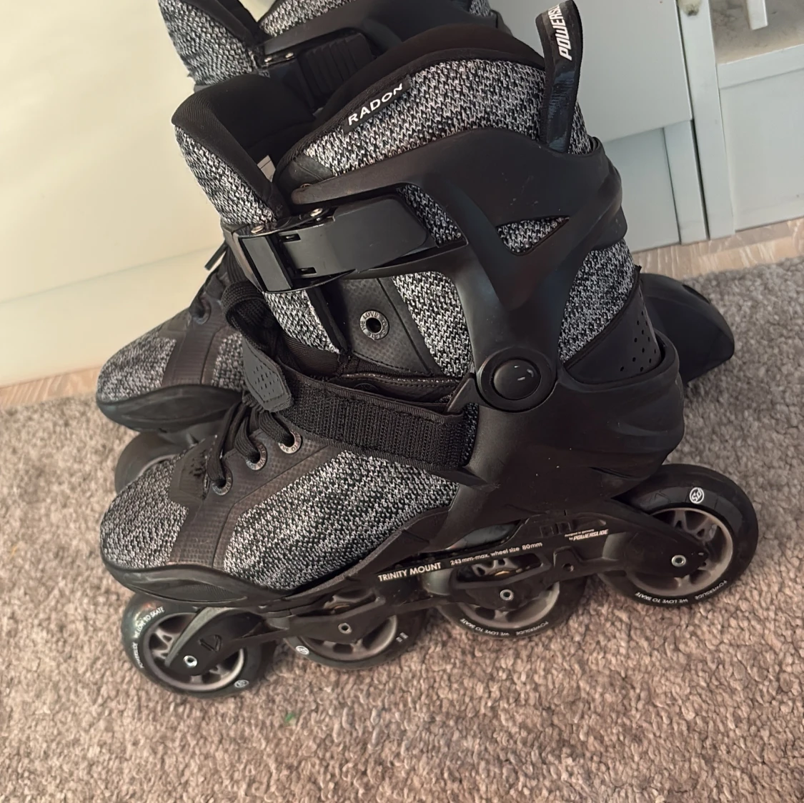 Svarta och grå Powerslide inlines