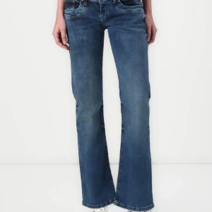 Blå LTB jeans - Säljer dess lågmidjade jeans från LTB i storlek 25x32.  De har dessvärre små hål på insidan av midjan som jag gjort för att ha ett snöre i midjan för att dem inte passade mig, men inget som syns alls men informerar bara! 