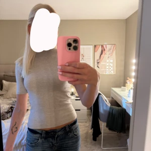 Beige stickad polotröja Gina Tricot - Supersnygg beige stickad polotröja från Gina Tricot. Tröjan har korta ärmar och en högre krage som ger en clean look. Perfekt till jeans eller kjol för en stilren vibe. Mjuk och skön, passar året runt.