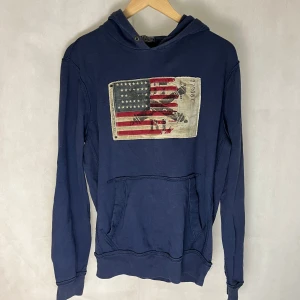Ralph Lauren hoodie - Riktigt soft raffe Hoodie i storlek M. Modellen är 185. fint skick. Lite vintage.
