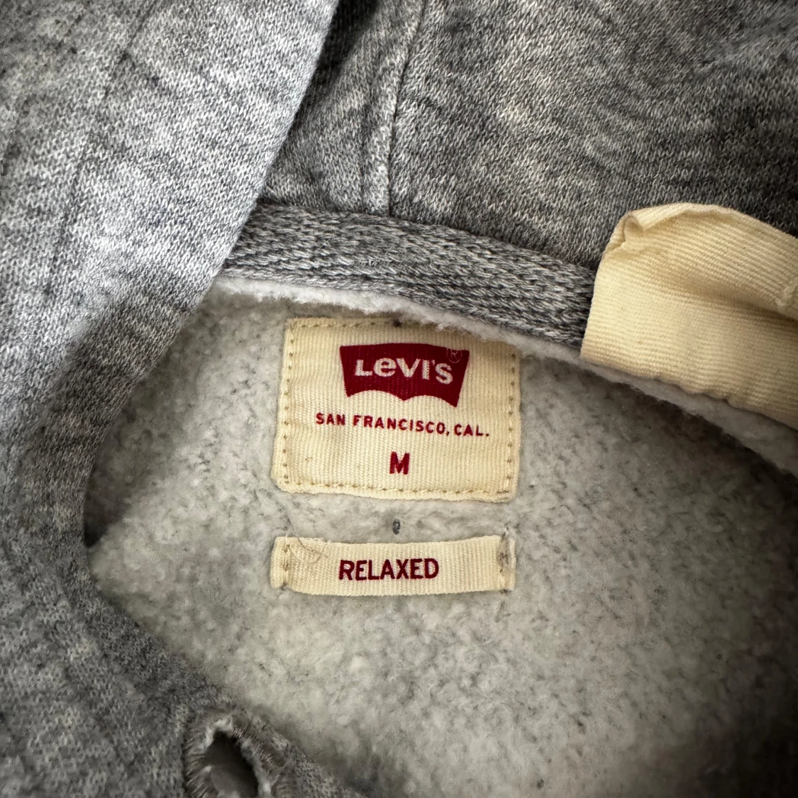 Grå hoodie från Levi's med logga - 2