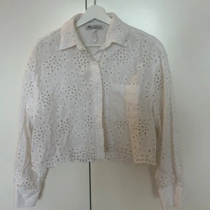 Vit broderad skjorta från Zara - Superfin vit skjorta från Zara med broderade blommönster och håldetaljer. 