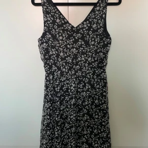 Mönstrad klänning - Mönstrad klänning från Vero Moda i strl XS. Använd men fortfarande i fint skick