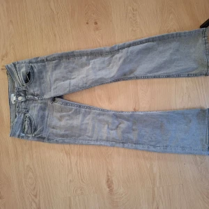 Ljusgrå jeans från Gina Tricot, stl 152 - Säljer ett par ljusgrå jeans från Gina young i storlek 152. Använt men inga defekter. De är lågmidjade och bootcut. Skriv för fler bilder eller om frågor, pris kan diskuteras vid snabba köp 💓