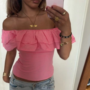 Rosa Offshoulder volangtopp  - Såå snygg rosa Offshoulder volangtopp! Jag är 168 och det är mina bilder, köp via köp nu direkt eller Swish, kvar tills markerad som såld 💖 