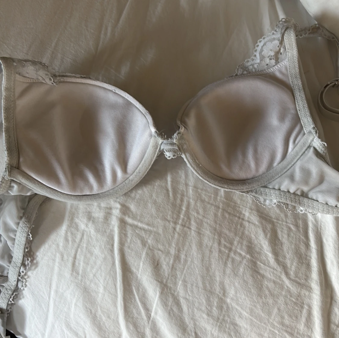 Vit spets-bh från Lindex 70B - 1