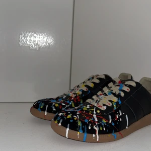 Maison margiela gats paint splatter - Hej säljer min Maison margiela paint splatter dom är i ett mycket bra skick, skorna är i storleken 43  och inga deffekter osv, Vid mer frågor är det bara att skriva
