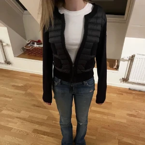 Moncler cardigan dam - Så fin. Använd en del men inga defekter. Fick i present, har äkthetsbevis (kom privat). Nypris ca 10.000kr. Storlek S, dam. 