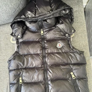 Moncler väst - Säljer denna då den är lite för liten 