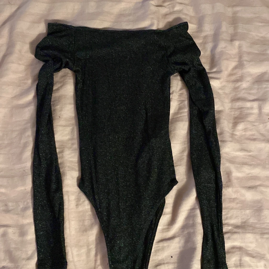 Glittrig svart offshoulder topp Divided