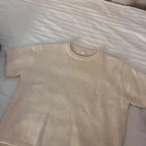 Beige stickad tröja från Gina Tricot - Supermjuk och basic beige stickad tröja från Gina Tricot. Tröjan har korta ärmar, rund halsringning och är perfekt för lager-på-lager. Enkel att matcha med jeans eller kjol för en chill look. Tröjan är strl 158/164 men jag skulle säga att det motsvarar en Xs storlek då jag har en i vuxen strl också och passformen är samma. Har använt 2 gånger. Har inga synbara defekter. Nypris 299 jag säljer för 120 vid snabb affär kan priset diskuteras💕💕💕