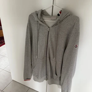 Grå Moncler hoodie med dragkedja - Hoodie från moncler