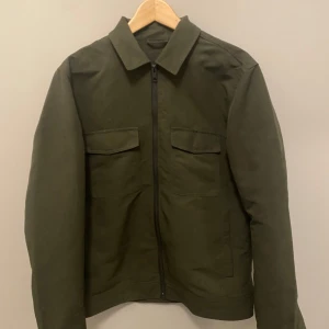Elvine overshirt jacka - Snygg elvin overshirt jacka. Aldrig använd och säljer eftersom den inte passar mig. Nypris 699 mitt pris 299. 